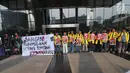 Perwakilan mahasiswa dari berbagai universitas melakukan aksi dukungan terhadap KPK di lobi Gedung Merah Putih, Jakarta, Kamis (12/9/2019). Aksi dilakukan sebagai bentuk penolakan terhadap perubahan Undang-undang Komisi Pemberantasan Korupsi atau revisi UU KPK. (merdeka.com/Dwi Narwoko)