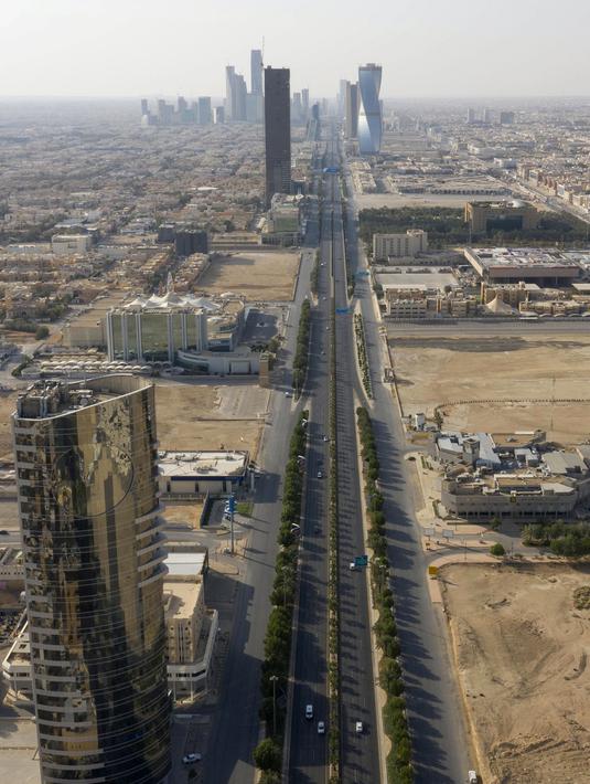 Pandangan udara menunjukkan jalan raya yang sepi karena pandemi COVID-19 pada hari pertama perayaan Idul Fitri di ibu kota Saudi, Riyadh, Senin (24/5/2020).  Arab Saudi memberlakukan jam malam 24 jam selama lima hari libur Hari Raya Idul Fitri 1441 H, dari 23 Mei 2020. (FAISAL AL-NASSER/AFP)