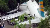 Pesawat Merpati Nusantara Airlines jenis Boeing 737-300 yang tergelincir di Bandara Rendani, Manokwari, Papua Barat. Tak ada korban jiwa dalam insiden yang diduga karena cuaca buruk tersebut. 