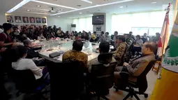 Suasasan saat Fraksi Partai Golkar memberikan keterangan pers di Kompleks Parlemen, Senayan, Jakarta, Selasa (5/12). Dalam keterangan itu juga menegaskan nasib Ketua Umum Setya Novanto ditentukan setelah praperadilan selesai. (Liputan6.com/JohanTallo)