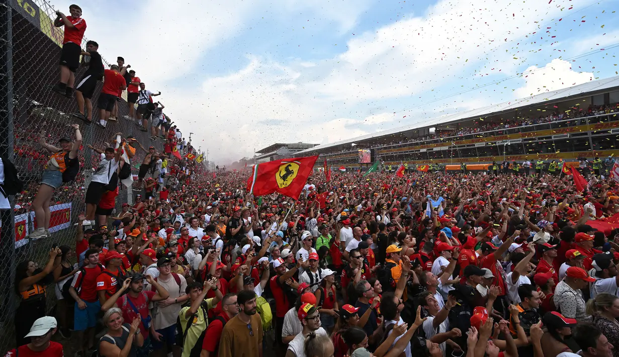 Para pendukung tim Ferrari atau Tifosi memadati Sirkuit Monza saat prosesi podium Formula 1 GP Italia 2024 pada Minggu (01/09/2024) waktu setempat. (AFP/Andrej Isakovic)