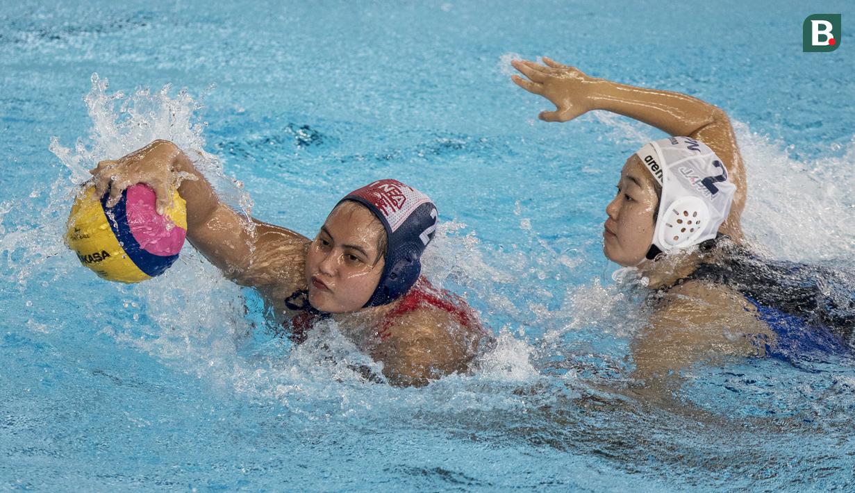 Pemain polo air putri Indonesia, Sarah Manzilina, berebut bola dengan pemain polo air Jepang, Yumi Arima, pada laga Asian Games di Aquatic Center, GBK, Jakarta, Kamis (16/8/2018). Jepang menang 15–4 atas Indonesia. (Bola.com/Vitalis Yogi Trisna)