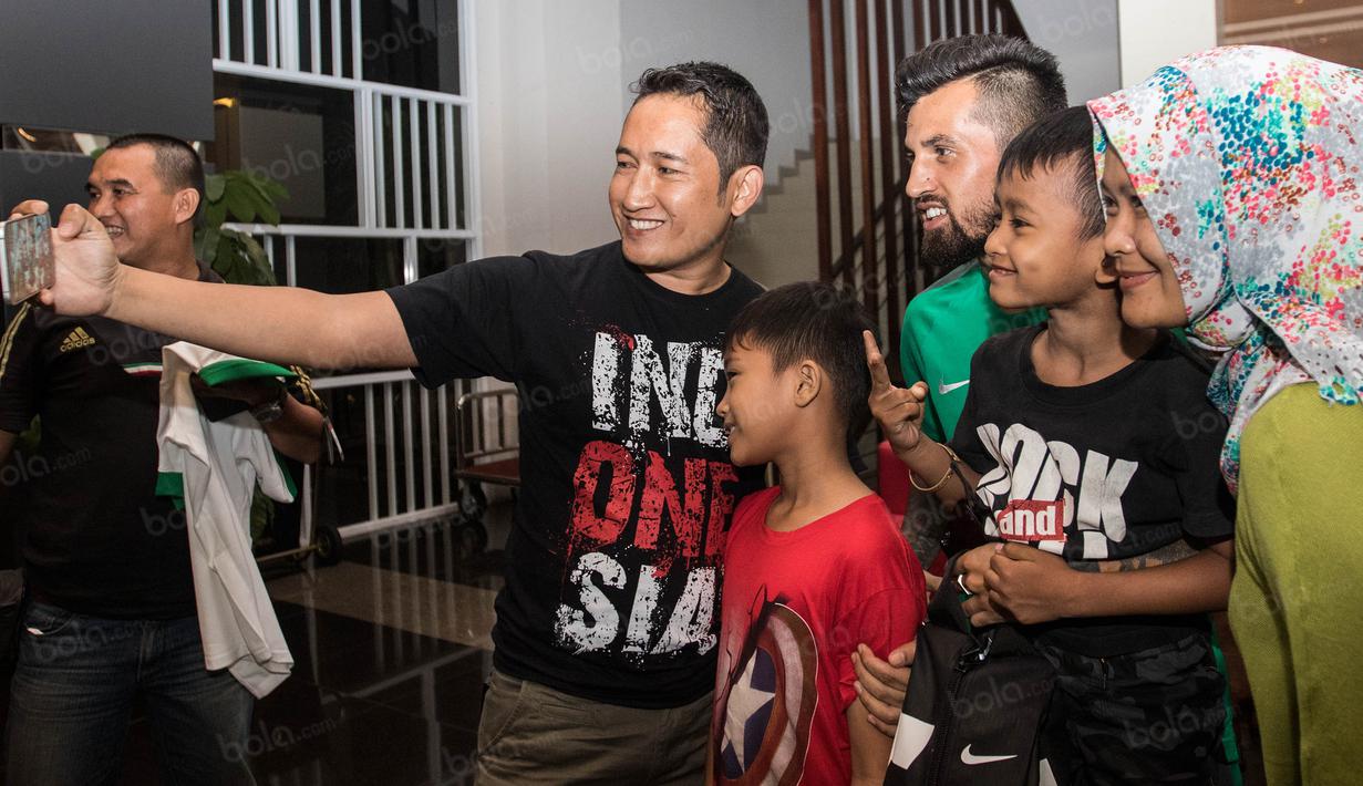 Gelandang Timnas Indonesia, Stefano Lilipaly, selfie bersama penggemarnya saat berada di Hotel Lor In, Jawa Barat, Jumat (2/12/2016). Keramahan Lilipaly membuat fans sukacita. (Bola.com/Vitalis Yogi Trisna)