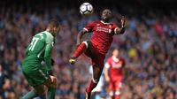 Penyerang Liverpool, Sadio Mane, berebut bola dengan kiper Manchester City, Ederson Moraes, pada laga Premier League di Stadion Ettihad, Manchester, Sabtu (9/9/2017). Akibat insiden ini Ederson mengalami luka parah. (AFP/Oli Scarff) 