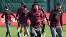 Penyerang Liverpool, Mohamed Salah, tampak serius saat mengikuti sesi latihan jelang laga Liga Champions di Melwood, Liverpool, Senin (8/4). Liverpool akan berhadapna dengan Porto. (AFP/Paul Ellis)