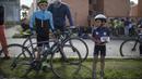 Bocah penggemar Egan Bernal menanti acara nonton bareng etape terakhir Tour de France di kota Zipaquira, Kolombia. (AP/Ivan Valencia)