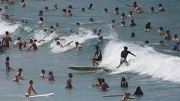 Warga Australia menghabiskan waktunya bermain dipantai Bondi Sydney selama gelombang panas yang melanda wilayah Australia, (20/11/2015). Akibat suhu yang panas, mayoritas warga Australia mengabiskan waktunya dipantai. (REUTERS/Jason Reed)