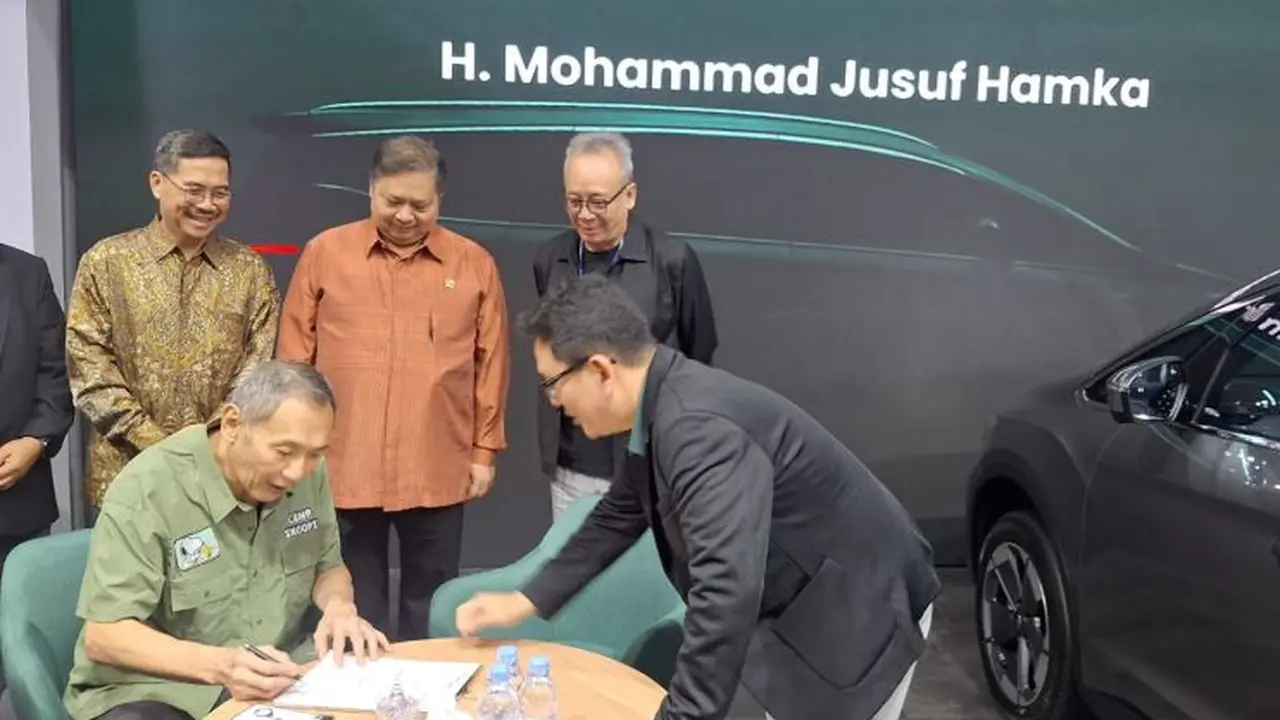 Bos Jalan Tol Jusuf Hamka Borong 150 Unit Aletra L8 EV di GJAW 2024 (Arief A/Liputan6.com)
