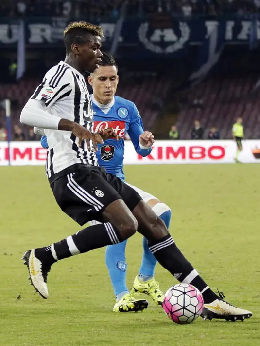 Gelandang Juventus, Paul Pogba (kiri) berusaha melewati gelandang Napoli, Jose Maria Callejon pada lanjutan liga Italia di Stadion San Paolo, Minggu (27/9/2015). Napoli menang atas Juventus dengan skor 2-1. (AFP PHOTO/CARLO HERMANN)
