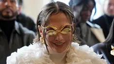Jennifer Lopez tiba dalam show haute couture Schiaparelli untuk koleksi Spring/Summer 2024 di sela Paris Fashion Week, Paris, Prancis, Senin (22/1/2024). Jennifer Lopez mencuri perhatian publik di acara tersebut. (AP Photo/Christophe Ena)