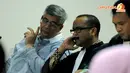 Akil Mochtar tampak berdiskusi dengan penasehat hukumnya di Pengadilan Tipikor Jakarta, Kamis (10/4/2014) (Liputan6.com/Faisal R Syam).