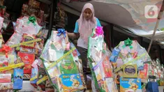Pekerja menata parcel di kawasan Barito, Kebayoran Baru, Jakarta, Rabu (19/3/2025). (Liputan6.com/Herman Zakharia)