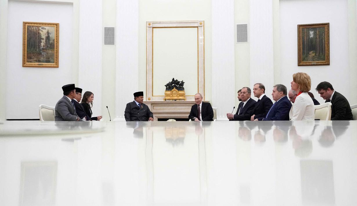 Sebagai catatan, ini merupakan pertemuan kedua Prabowo dan Putin pada 2025. Presiden Republik Indonesia, Prabowo Subianto (kiri) berbincang dengan Presiden Rusia Vladimir Putin saat pertemuan mereka di Istana Senat Kremlin, Moskow pada Rabu 10 Desember 2025. (Alexander Zemlianichenko/POOL/AFP)