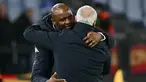 Pelatih Genoa, Patrick Viera, berpelukan dengan pelatih AS Roma, Claudio Ranieri, setelah laga giornata 21 Serie A 2024/2025 yang dihelat di Olimpico, Sabtu (18/1/2025) dini hari WIB. (AFP/Filippo Monteforte)