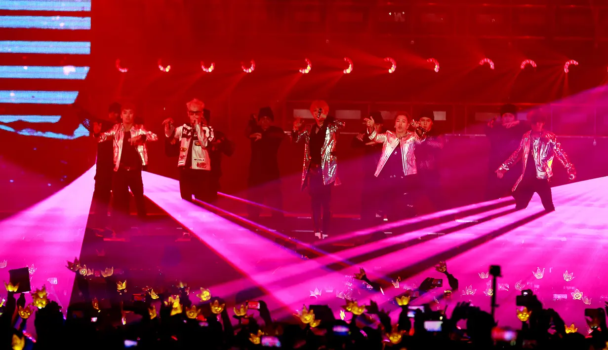 Grup yang beranggotakan G-Dragon, T.O.P, Taeyang, Daesung, dan Seungri ini mengguncang Indonesia dengan penampilan mereka yang telah ditunggu-tunggu oleh para penggemarnya.. (Wimbarsana/Bintang.com)