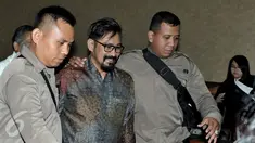 Andi Zulkarnain Mallarangeng alias Choel Mallarangeng (AZM) jelang menjalani sidang perdana sebagai terdakwa untuk kasus Hambalang di pengadilan Tipikor, Jakarta, Senin (10/4). (Liputan6.com/Helmi Afandi)