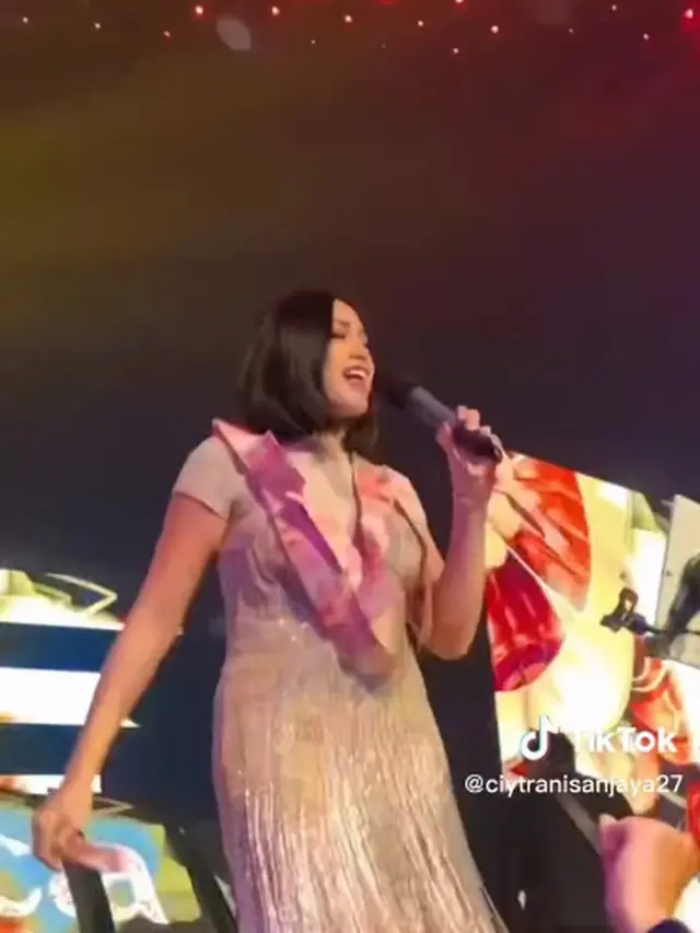 7 Potret Jessica Iskandar Manggung di Jayapura, Dikalungin Duit Saweran