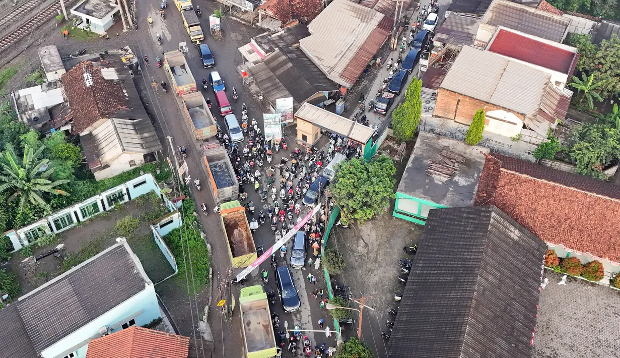 Bahkan, jalan ini kerap dijuluki jalur neraka oleh warga karena kemacetan kronis dan kondisi jalan yang rusak akibat lalu-lalang truk tambang. (merdeka.com/Arie Basuki)