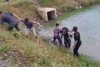 Dua bocah SD tewas tenggelam saat berenang di waduk belakang STTAL Komplek TNI AL Kodamar, Kelapa Gading, Jakut. Mereka sempat berupaya menolong teman lainnya. (Foto: Antara)
