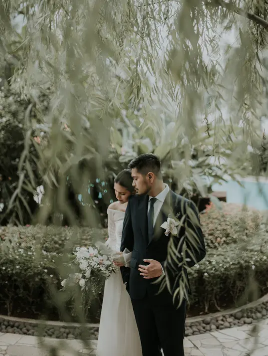 "Sampai ada kejadian waktu hari kedua nikah aku hampir mau dianterin pulang gara-gara lupa kalau sudah tinggal bareng gitu. Kata dia 'Sudah malam kamu pulang gih'. 'Eh iya sudah tinggal bareng' gitu," kata Firina seraya tertawa. (instagram/aquilafirrina)