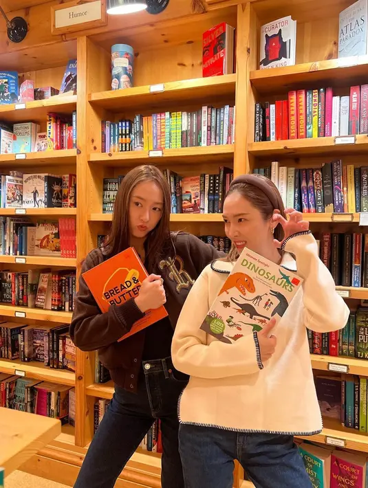 Berada di toko buku bersama menjadi salah satu momen favorit keduanya. Terlihat Jessica dan Krystal yang kompak berpose imut sambil memegang buku pilihan masing-masing. Potret manis keduanya pun langsung menjadi sorotan para penggemar. Mereka terlihat bak gadis remaja yang sedang hangout bareng. (Liputan6.com/IG/@vousmevoyez)