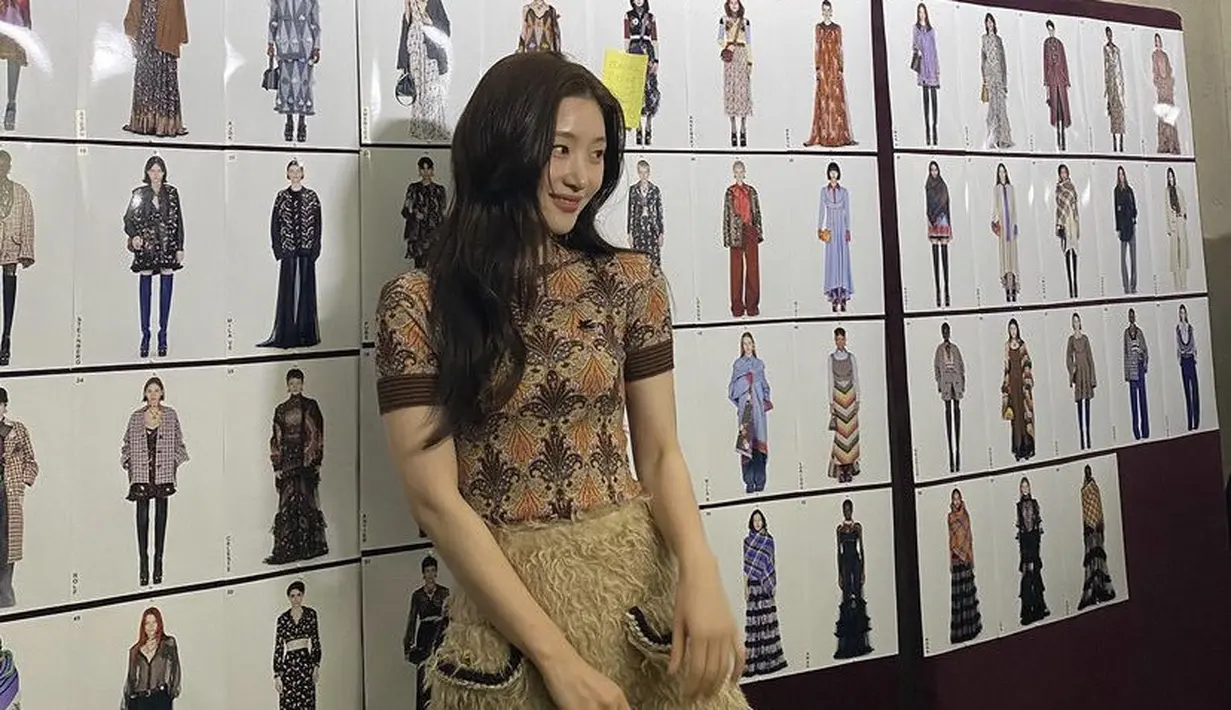 Jung Chae-yeon hadir di fashion show Etro, ia mengenakan atasan lengan pendek bermotif dipadukan miji skirt berbulu warna nude. (@j_chaeyeoni)