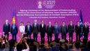 Presiden Joko Widodo bersama kepala negara dan kepala pemerintahan negara-negara ASEAN berfoto dengan Presiden FIFA Gianni Infantino dan Sekjen ASEAN Dato Lim Jock Hoi usai penandatanganan Nota Kesepahaman antara FIFA dan ASEAN di Bangkok, Sabtu (2/11/2019). (Liputan6.com/Biro Pers Setpres)