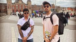 Uniknya, Reza Arap tampak mengenakan seragam SMA saat tampil di Tomorrowland. Selain aksi panggung yang keren, gaya berpakaian itu pun menjadi salah satu yang mencuri atensi para penonton. Bahkan, suami Wendy Walters itu terus memakainya selama acara berlangsung, meski sudah di turun panggung. (Liputan6.com/IG/@weird.genius)