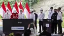 Presiden Joko Widodo (kedua kiri) didampingi Menteri ESDM Arifin Tasrif, Menteri BUMN Erick Thohir, Dewan Penasehat Kalla Group Jusuf Kalla, Direktur Utama PLN Darmawan Prasodjo saat meresmikan pengoperasian PLTA Poso dan PLTA Malea di Poso, Sulawesi Tengah, Jumat (25/2/2022). (Dok PLN)