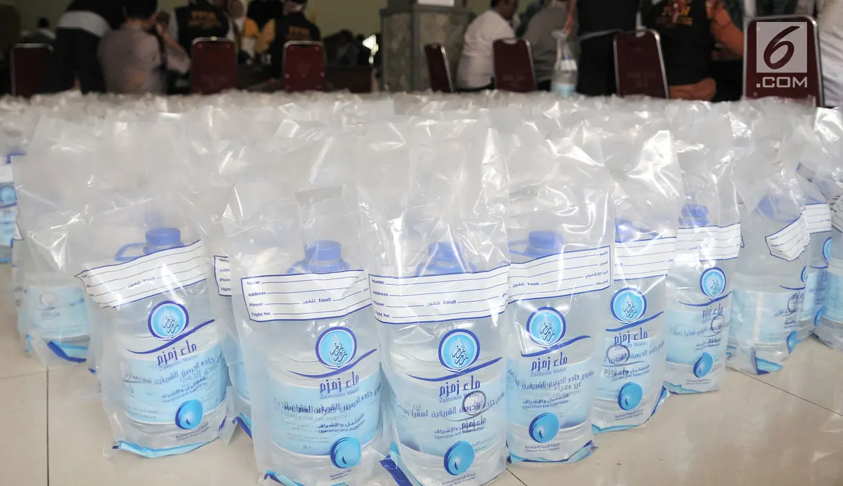 Tumpukan air zam-zam untuk jemaah haji Kloter 2 asal Banten di Asrama Haji Pondok Gede, Jakarta, Rabu (29/8). Panitia Penyelenggara Ibadah Haji (PPIH) membagikan air zam-zam sebanyak lima liter per jemaah secara cuma-cuma. (Merdeka.com/ Iqbal S. Nugroho)