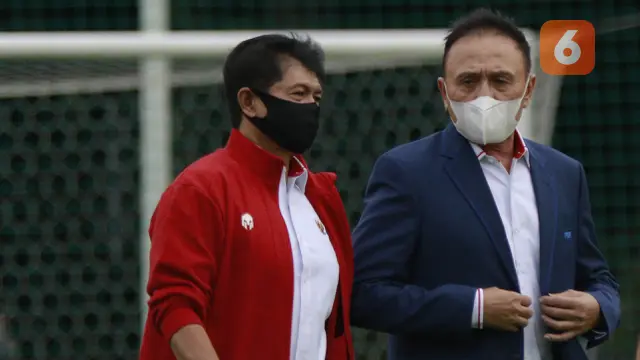 Ketua PSSI, Mochamad Iriawan bersama Direktur Teknik PSSI, Indra Sjafri, mengunjungi latihan Timnas Indonesia proyeksi SEA Games 2021 di Lapangan Panahan, Jakarta, Rabu (10/2/2021).