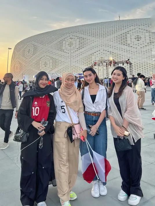 Zahra Khansa, wanita yang disebut-sebut kekasih pesepakbola Sananta ini juga terlihat hadir mengenakan dress hitam dengan pashmina transparan warna krem sebagai luaran. [IG/@dewivinandita]