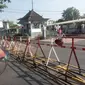 Palang pintu kereta api geser itu berlokasi di Jalan Malioboro, Yogyakarta, dan hanya boleh dilalui sepeda, pejalan kaki, dan becak. (Liputan6.com/Yanuar H)