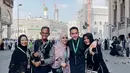 "Sampai kami bisa memeluk setiap sudut ka’bah dengan khusyuk dan tenang. bahkan dari ribuan orang yang berdesakan, kami bisa diberi kesempatan mencium dan mengusap hajar aswad.. batu mulia dari surga.. yaAllah begitu nyata dan dekat pertolonganmu," tulis Jenita Janet. [Instagram/jenitajanet]