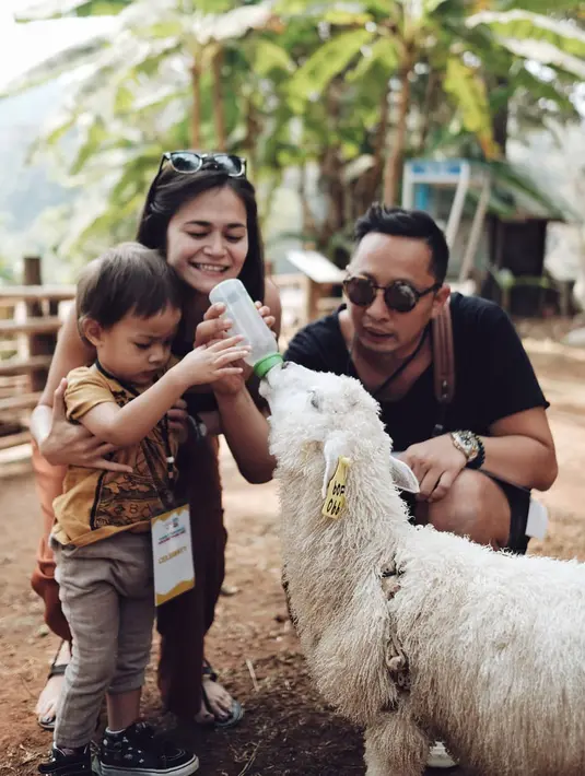 Pasangan ini kerap mengabadikan momen kebersamaannya dengan dilengkapi caption foto yang unik dan lucu. (Foto: instagram.com/ringgoagus)