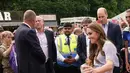 Kate Middleton saat menendang bola selama kunjungan ke Cambridgeshire County Day sebagai bagian dari perayaan Platinum Jubilee Ratu Elizabeth di Newmarket Racecourse (23/6/2022). Terlihat bersemangat menendang bola ke sasaran di depan orang banyak. (AFP/Pool/Paul Edwards)