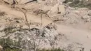 Foto menunjukkan tank dan kendaraan militer Israel melaju di antara rumah-rumah yang hancur di Lebanon Selatan, pada Senin 27 April 2026. (Jalaa MAREY/AFP)
