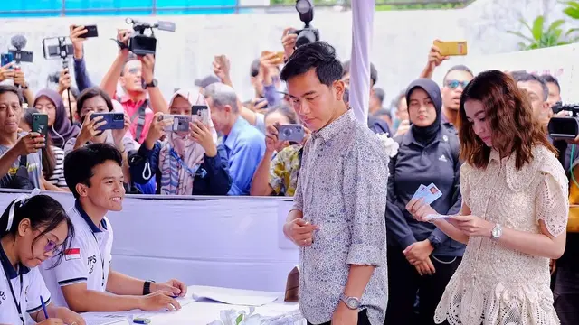 8 Adu Gaya Menantu Jokowi saat Nyoblos, Erina Gudono Tenteng Tas Rp85 Juta Kontras dengan Selvi Ananda