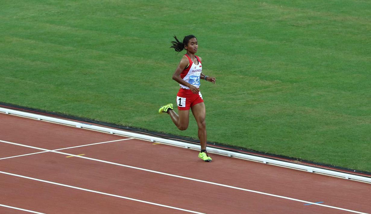 Pelari putri Indonesia Triyaningsih berlari sendiri, tak terkejar lawan. (Bola.com/Arief Bagus)