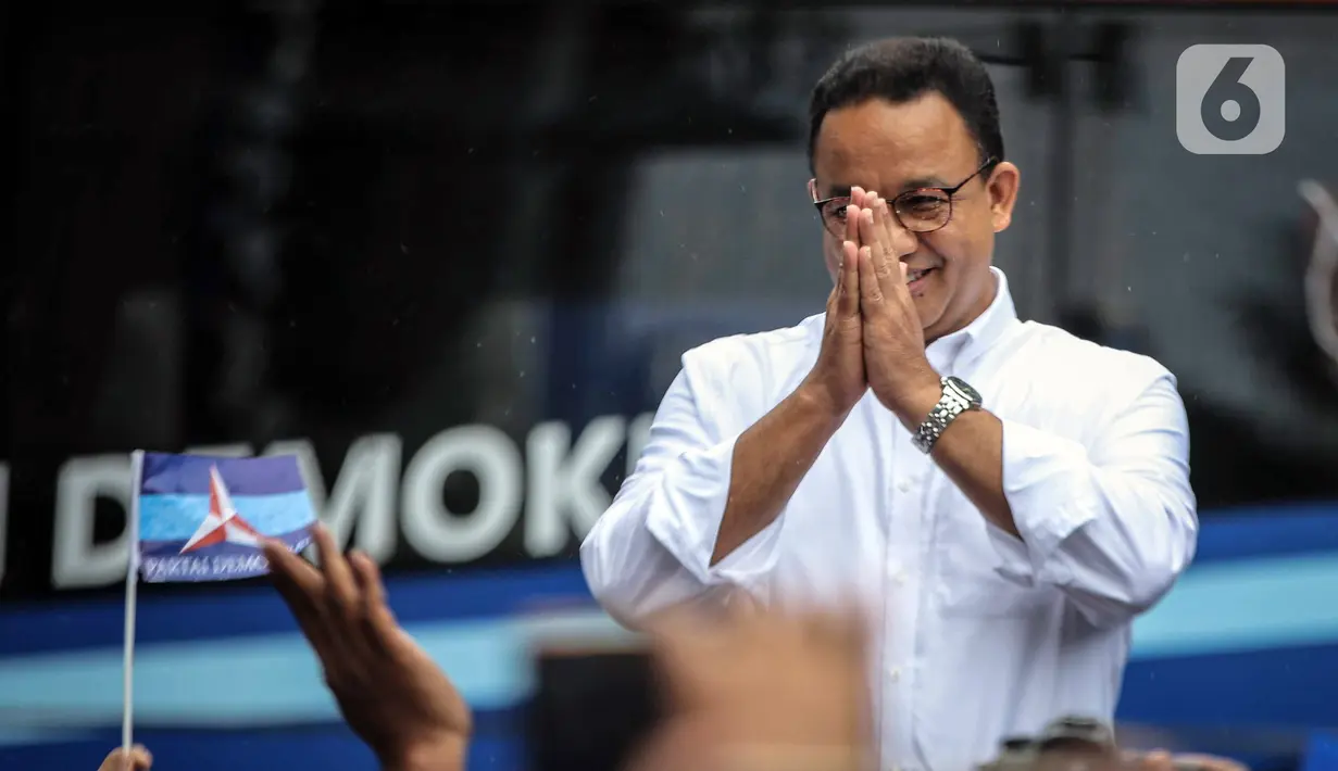Anies Baswedan memberi isyarat saat tiba di Kantor DPP Partai Demokrat, Jakarta, Kamis (2/3/2023). Kunjungan Anies Baswedan untuk memperkenalkan dirinya kepada Majelis Tinggi Partai. (Liputan6.com/Faizal Fanani)