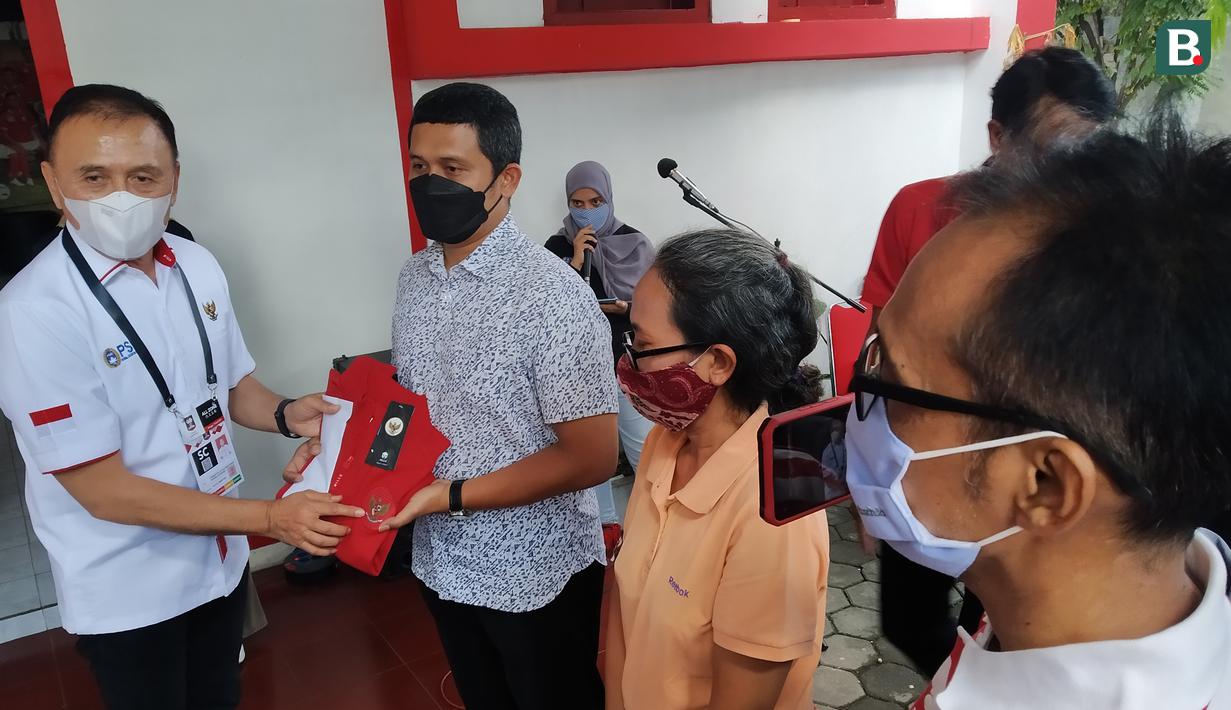 Ketua Umum PSSI, Mochamad Iriawan (kiri) memberikan kenang-kenangan kepada keluarga pesepakbola nasional asal Solo, Senin (19/4/2021) sebagai bagian rangkaian peringatan HUT PSSI ke-91. (Bola.com/Vincentius Atmaja)