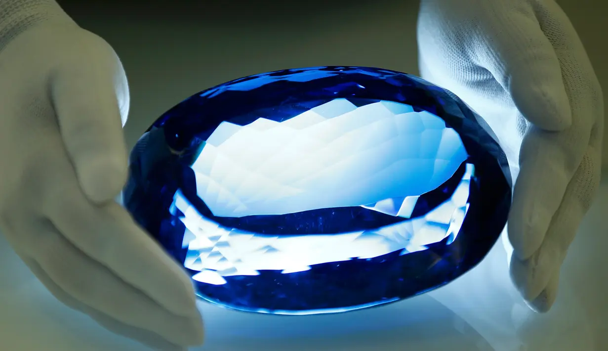 Sebuah batu permata jenis topaz berwarna biru dipamerkan di Museum Sejarah Alam London, Inggris, Selasa (27/9). Batu Topaz ini milik pengusaha Inggris dan filantropis Maurice Ostro. (REUTERS / Peter Nicholls)