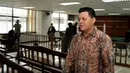 Teddy Renyut berjalan keluar ruangan sidang di Pengadilan Tipikor, Jakarta, Senin (27/10/2014). (Liputan6.com/Miftahul Hayat)