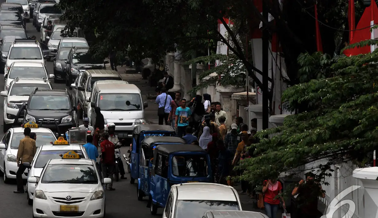 Beberapa kendaraan nekat parkir meski telah dilarang dan akan diberi sanksi oleh Pemda DKI, Jakarta (8/9/2014) (Liputan6.com/Johan Tallo)