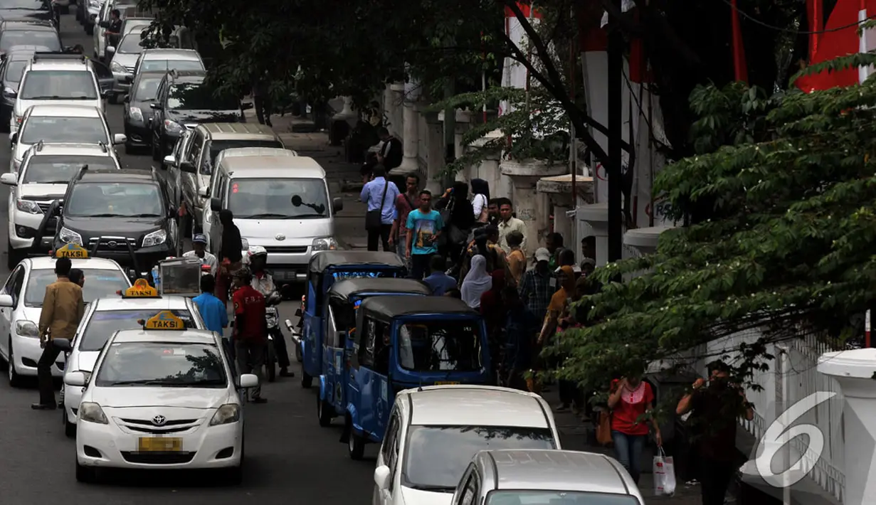 Beberapa kendaraan nekat parkir meski telah dilarang dan akan diberi sanksi oleh Pemda DKI, Jakarta (8/9/2014) (Liputan6.com/Johan Tallo)