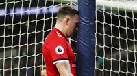 Phil Jones - Bek berusia 29 tahun ini merupakan pemain yang paling diinginkan fans MU untuk segera hengkang dari Old Trafford. Para fans MU menilai Jones adalah beban tim karena sering cedera dan memiliki performa yang biasa saja. (AFP/Adrian Dennis)