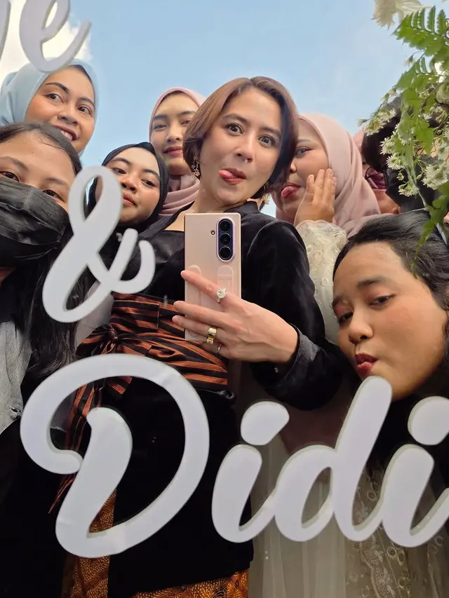 Prilly Latuconsina saat Hadir di Pernikahan Fansnya. [@prillylatuconsina96]