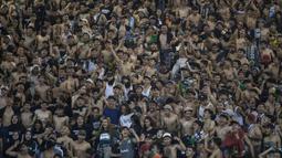Suporter Tira Persikabo memberikan dukungan saat melawan Persela Lamongan pada laga Liga 1 di Stadion Pakansari, Bogor, Senin (16/12). Kedua klub bermain imbang 1-1. (Bola.com/Vitalis Yogi Trisna)