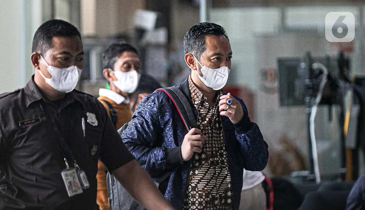 Kepala Bea-Cukai Makassar Andhi Pramono tiba memenuhi panggilan  di Gedung KPK, Jakarta, Selasa (14/3/2023). Dikutip dari LHKPN KPK, Andhi Pramono memiliki kekayaan Rp 13.753.365.726 atau Rp 13,75 miliar. Ia menyampaikan LHKPN tersebut pada 16 Februari 2022 untuk laporan periodik 2021. Dalam LHKPN disebutkan, Andhi menjabat sebagai Kepala Kantor di unit kerja Direktorat Jenderal Bea dan Cukai. Ia menduduki jabatan sebagai Kepala Bea Cukai Makassar. (Liputan6.com/Faizal Fanani)