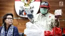 Penyidik menunjukkan barang bukti OTT Bupati Lampung Selatan Zainudin Hasan berupa uang senilai Rp 600 juta. di Gedung KPK, Jumat (27/7). Zainudin disangkakan UU No 20/2001 junctoPasal 55 ayat 1 ke-1 KUHP. (Liputan6.com/Faizal Fanani)